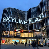 รูปภาพถ่ายที่ Skyline Plaza โดย Stefan S. เมื่อ 2/18/2023