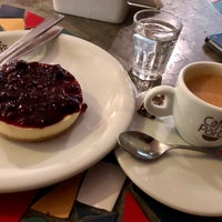 Photo taken at Café do Porto by Carlos Generoso on 4/28/2019