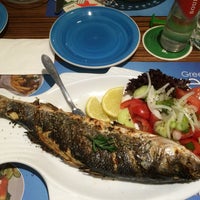 Снимок сделан в Waves Greek Restaurant пользователем Niki F. 5/29/2015