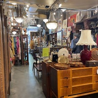 Foto tirada no(a) Vintage Thrift Shop por Jen M. em 5/25/2023