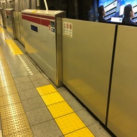 Photo taken at 都営大江戸線 六本木駅 1番線ホーム by Edward I. on 12/7/2017