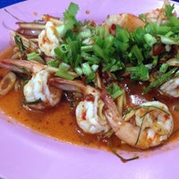Photo taken at ข้าวต้มปลา ต้มยำหัวปลา by wilai m. on 11/28/2012
