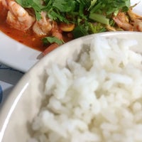Photo taken at ข้าวต้มปลา ต้มยำหัวปลา by wilai m. on 2/11/2014
