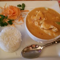 Снимок сделан в Mai Thai Restaurant пользователем Ismail Z. 2/23/2015