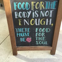 Das Foto wurde bei True Food Kitchen von Sara am 6/22/2016 aufgenommen