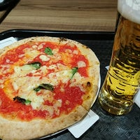 Photo taken at Napoli&amp;#39;s PIZZA &amp;amp; CAFFE 渋谷神南 by tikitiki on 2/18/2017