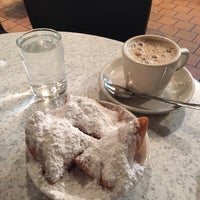 Photo taken at Café du Monde by Jina L. on 10/17/2015