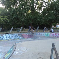 Photo taken at Meanwhile Gardens Skate Bowl by Strömberg on 8/15/2016