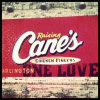 รูปภาพถ่ายที่ Raising Cane&amp;#39;s Chicken Fingers โดย Brand O. เมื่อ 12/5/2012