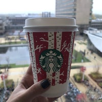 Foto tirada no(a) Starbucks por Monica N. em 11/16/2016