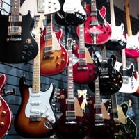 10/11/2014에 Nick P.님이 Long &amp;amp; McQuade Musical Instruments에서 찍은 사진