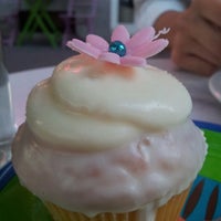 Photo taken at Lola&amp;#39;s cupcakes by Marianna H. on 8/30/2013