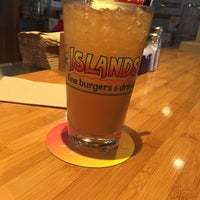 Das Foto wurde bei Islands Restaurant von Kate R. am 9/3/2016 aufgenommen