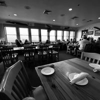 Foto tomada en Basnight&amp;#39;s Lone Cedar Cafe  por Matt Y. el 9/28/2019