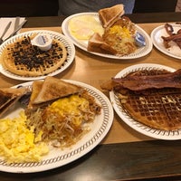 Photo taken at Waffle House by Frazzy 626 on 11/16/2016