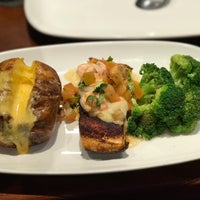 Photo taken at Red Lobster by Dayse F. on 2/8/2019
