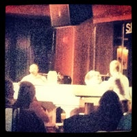 Foto tirada no(a) Elaine&amp;#39;s Dueling Piano Bar por Topher M. em 10/6/2012