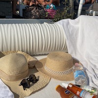 Foto tirada no(a) V Lounge Beach por Maha ✨ em 7/23/2022