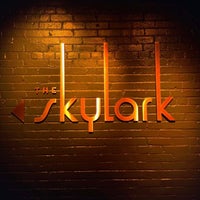 รูปภาพถ่ายที่ The Skylark โดย M7MD . เมื่อ 1/4/2023