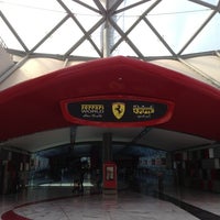 1/19/2013 tarihinde Steven H.ziyaretçi tarafından Ferrari World Abu Dhabi'de çekilen fotoğraf