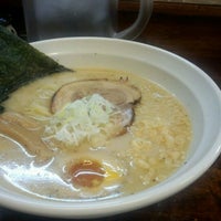 Photo taken at 新ラーメン丸子 by Takeo T. on 9/7/2012