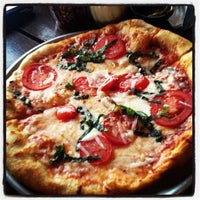 Das Foto wurde bei Ernie&#39;s Bar &amp; Pizza von Brenda A. am 6/5/2012 aufgenommen