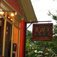 Das Foto wurde bei Kat&amp;#39;s Cafe von VYNE A. am 10/24/2013 aufgenommen