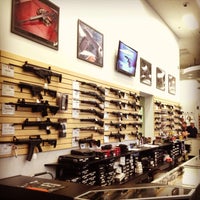 8/31/2013 tarihinde Jassim A.ziyaretçi tarafından C2 Tactical Indoor Shooting Range'de çekilen fotoğraf