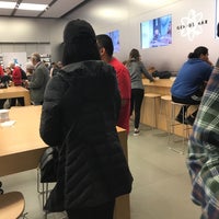 Photo taken at Apple Knox Street by Robert Dwight C. on 11/25/2018