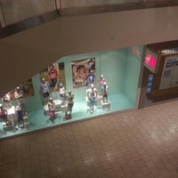 h&m queens mall