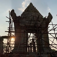 Photo taken at Preah Vihear (เขาพระวิหาร) ប្រាសាទ​ព្រះវិហារ 柏威夏廟 by Bm T. on 3/19/2019