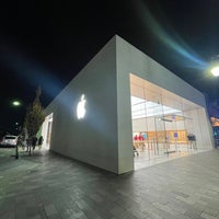 Photo taken at Apple Burlingame by Basil A. on 11/27/2022