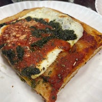3/13/2022 tarihinde Jaseziyaretçi tarafından Famous Ben&amp;#39;s Pizza of SoHo'de çekilen fotoğraf
