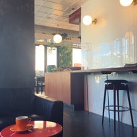 Photo taken at Kitsuné Espresso Bar Artisanal du Lowney by Samuel L. on 8/27/2016