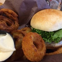 10/31/2015 tarihinde Chris T.ziyaretçi tarafından Burgers n&amp;#39; Fries Forever'de çekilen fotoğraf