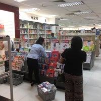 Photo taken at Popular Bookstore by Jan S. on 6/30/2017
