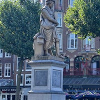 Photo taken at Beeld van Rembrandt van Rhijn | Rembrandt Statue by Niels d. on 8/23/2022