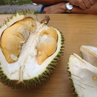 Photo taken at Durian lingers by Taufik R. on 10/7/2012