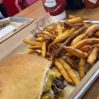 Снимок сделан в MOOYAH Burgers, Fries &amp;amp; Shakes пользователем Mishari Manso  ✈️ 3/6/2022