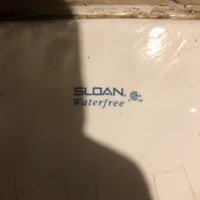 รูปภาพถ่ายที่ Skinny&amp;#39;s Lounge โดย Logan S. เมื่อ 1/19/2018