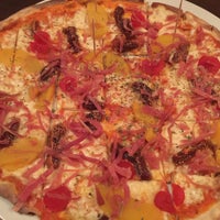 Foto diambil di Simplesmente Pizza Bar oleh Aníbal C. pada 8/22/2016