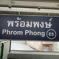 Photo taken at BTS Phrom Phong (E5) by k_slash on 8/24/2023