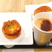 Photo taken at &amp;amp;Coffee Maison Kayser by Livingroom on 1/22/2022