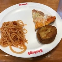 Photo taken at Shakey&amp;#39;s by MIKIO on 8/16/2018