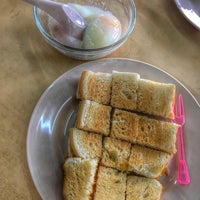 Photo taken at Kedai Makanan Seong Huat (祥发茶餐室) by Hsin 2. on 9/24/2017