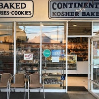 9/20/2017にDavid LM M.がContinental Kosher Bakeryで撮った写真