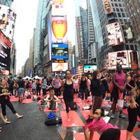 Das Foto wurde bei Solstice In Times Square von CHRISTA M. am 6/21/2015 aufgenommen