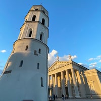 Foto diambil di Katedros aikštė | Cathedral Square oleh Natasha D. pada 8/7/2022