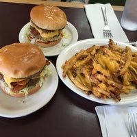 Das Foto wurde bei Brownie&amp;#39;s Hamburgers South von Logan T. am 9/14/2015 aufgenommen