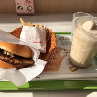 Photo taken at MOS Burger by いっしー on 12/31/2021